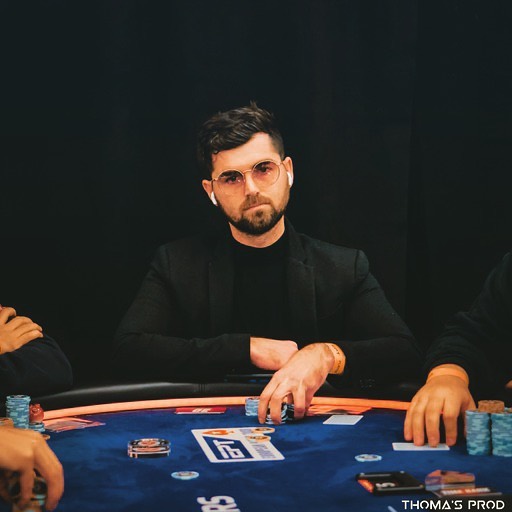 Julien RQT en session de cash game Pot Limit Omaha